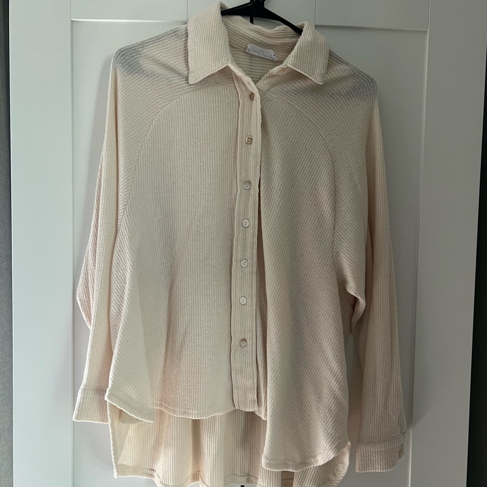 Carly Jean CJLA Mallory Cream Size Medium NWOT Button Up